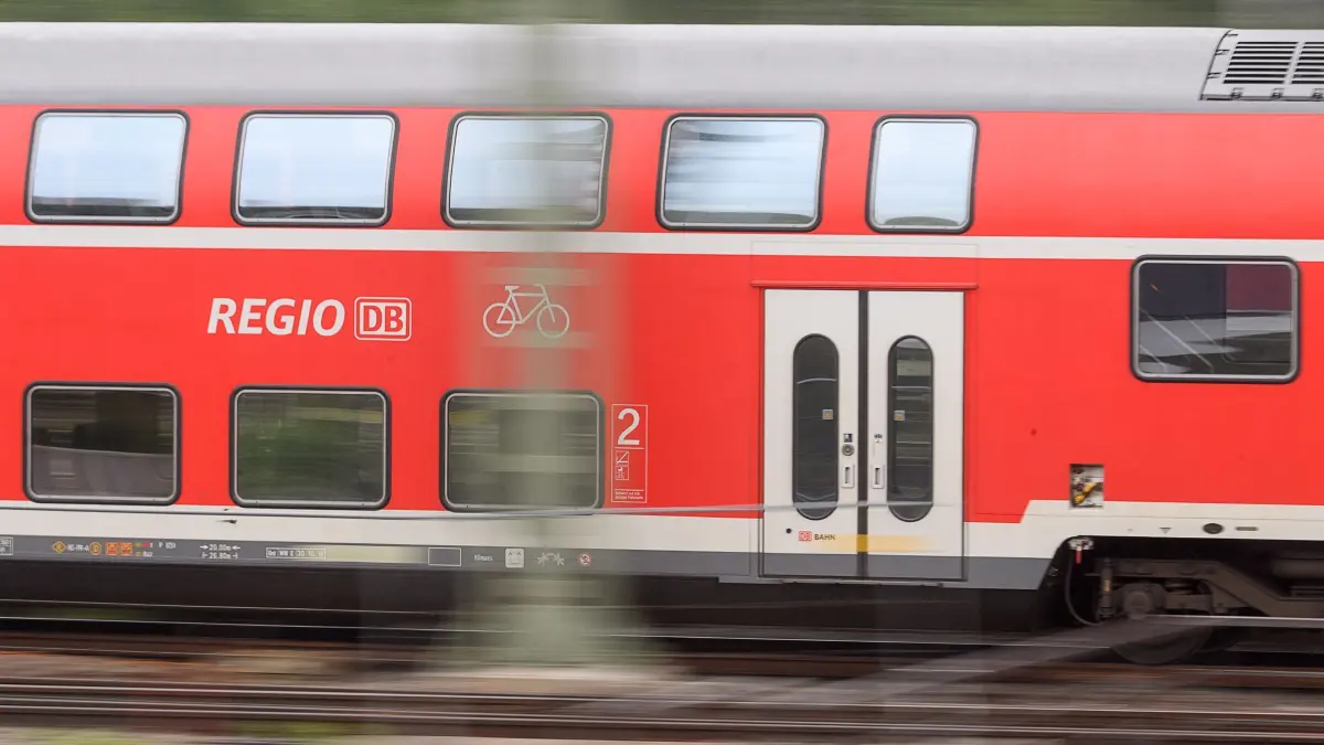 Schulklasse im Regionalexpress attackiert und belästigt: ARCHIV - 16.05.2018, Baden-Württemberg, Stuttgart: Eine Bahn der DB Regio. (zu dpa: «Mülleimer auf Gleise geworfen – Zug beschädigt») Foto: Sebastian Gollnow/dpa +++ dpa-Bildfunk +++