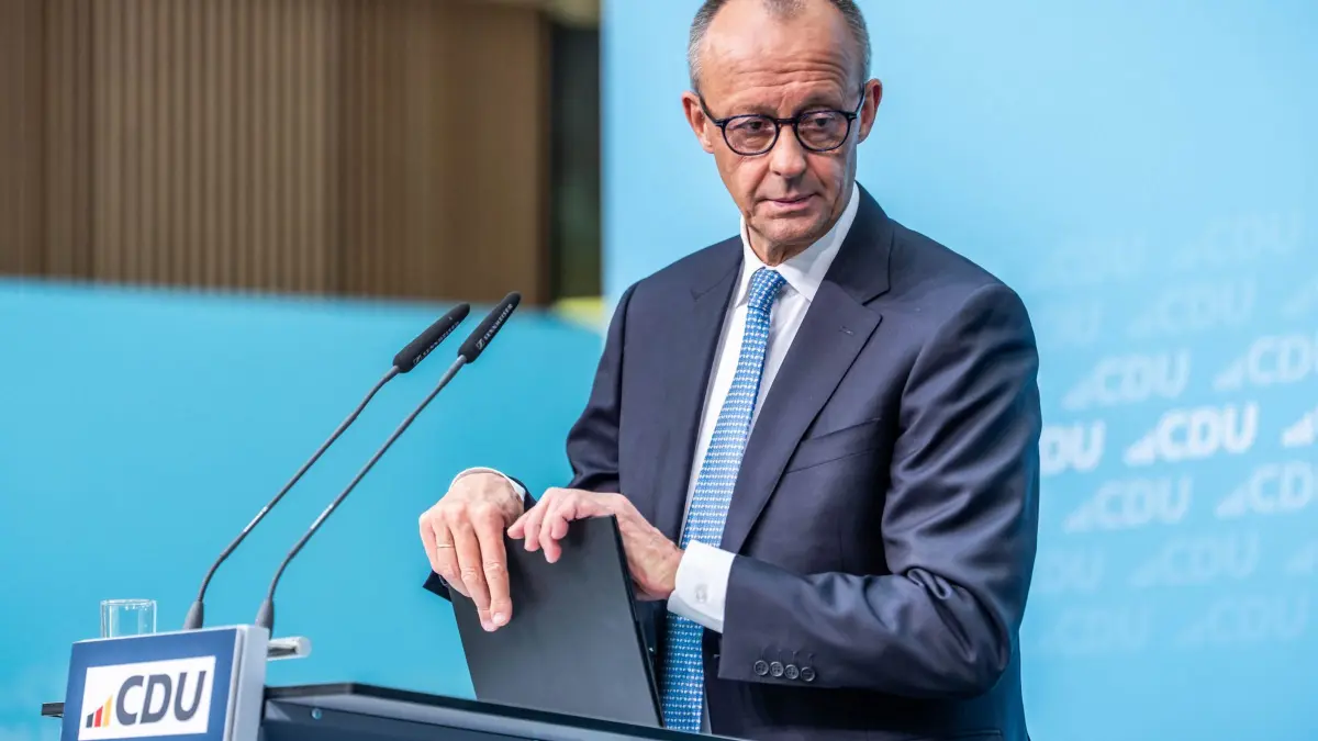 CDU Klausur: 12.10.2026, Berlin: Bundeskanzler Friedrich Merz (CDU) nimmt an der Pressekonferenz nach dem CDU Bundesvorstand und der Sondersitzung des Parteipräsidiums mit Klausurtagung teil. Foto: Michael Kappeler/dpa +++ dpa-Bildfunk +++