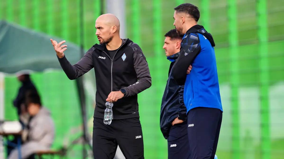 Slobodan Markovic (SV Boeblingen, Trainer) berät sich mit einem Trainerteam
GER, FC Esslingen vs. SV Boeblingen, Fussball, Landesliga - Herren, 11. Spieltag, Spielzeit 2026/2027, 10.10.2026
Foto: Eibner-Pressefoto/Soeren Herweg