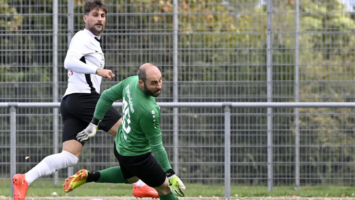 TSC Kornwestheim - TV Pflugfelden: TSC Kornwestheim - TV Pflugfelden, Fussball Kreisliga A E/M; Türkischer Sportclub
Und wieder war ein Ball im Tor des TV Pflugfelden: Das 1:0 durch Carmine Pescione