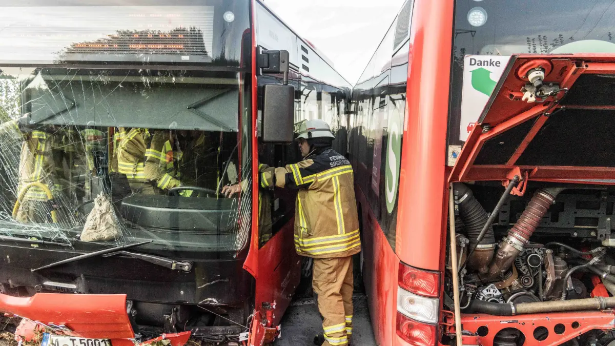 Schwerer Busunfall mit Gelenkbus zwischen Aidlingen und Darmsheim.