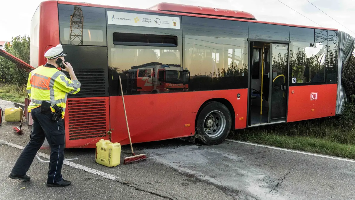 Schwerer Busunfall mit Gelenkbus zwischen Aidlingen und Darmsheim.