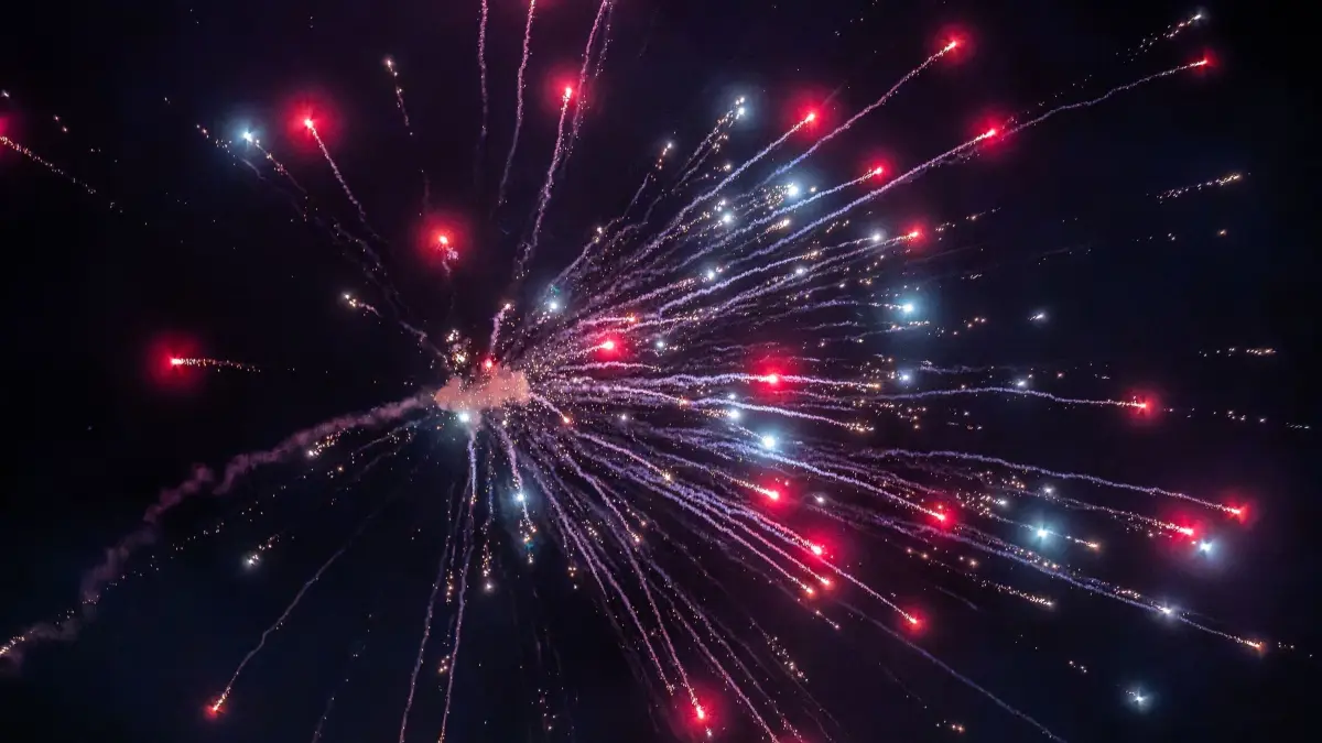 Feuerwerk: Eine Feuerwerksrakete ist am Nachthimmel über der baden-württembergischen Landeshauptstadt zu sehen. (zu dpa: «Ruhestörung? Feuerwerk vor Bayern-Hotel in Stavanger»)