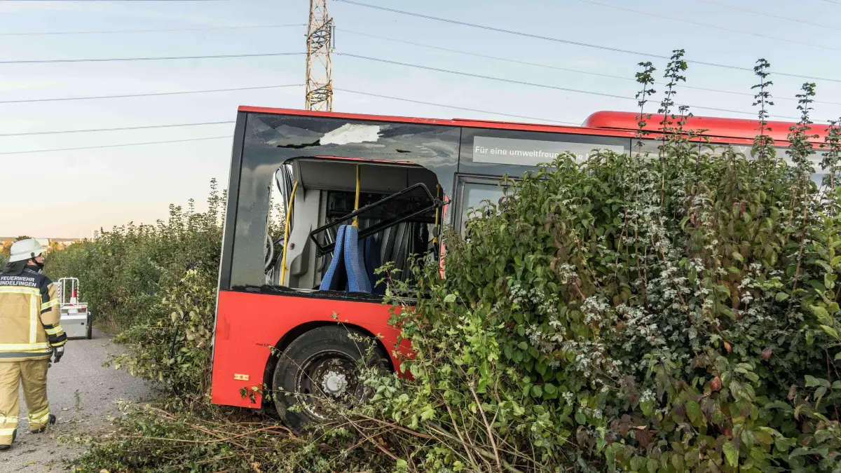 Schwerer Busunfall mit Gelenkbus zwischen Aidlingen und Darmsheim.