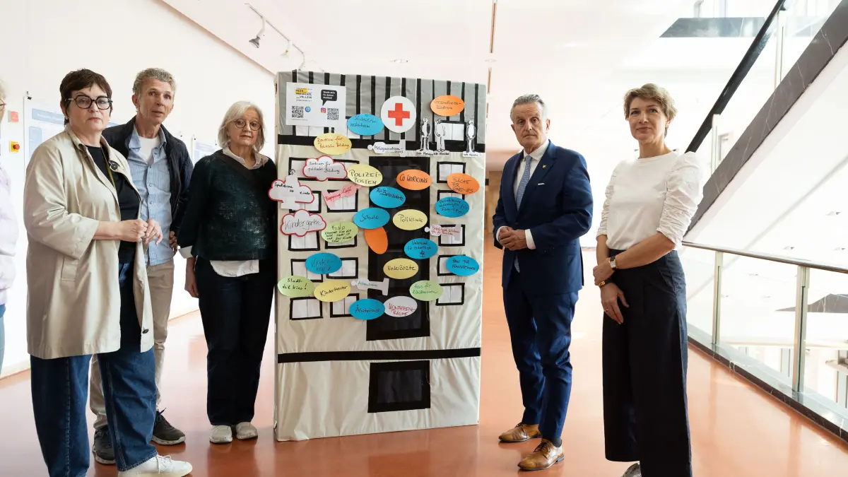 Dem Oberbürgermeister Frank Nopper (2. v. r.) werden Bürgerstimmen zur geplanten Forensik in Bad Cannstatt übergeben. Susanna Will, Andreas Uthe, Ute Fischer-Dieter (v.li) und Alexandra Sußmann.