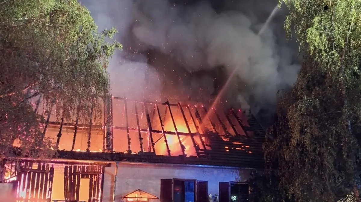 Brandausdehnung Wohnhaus und landwirtschaftlicher Gebäudeteil.