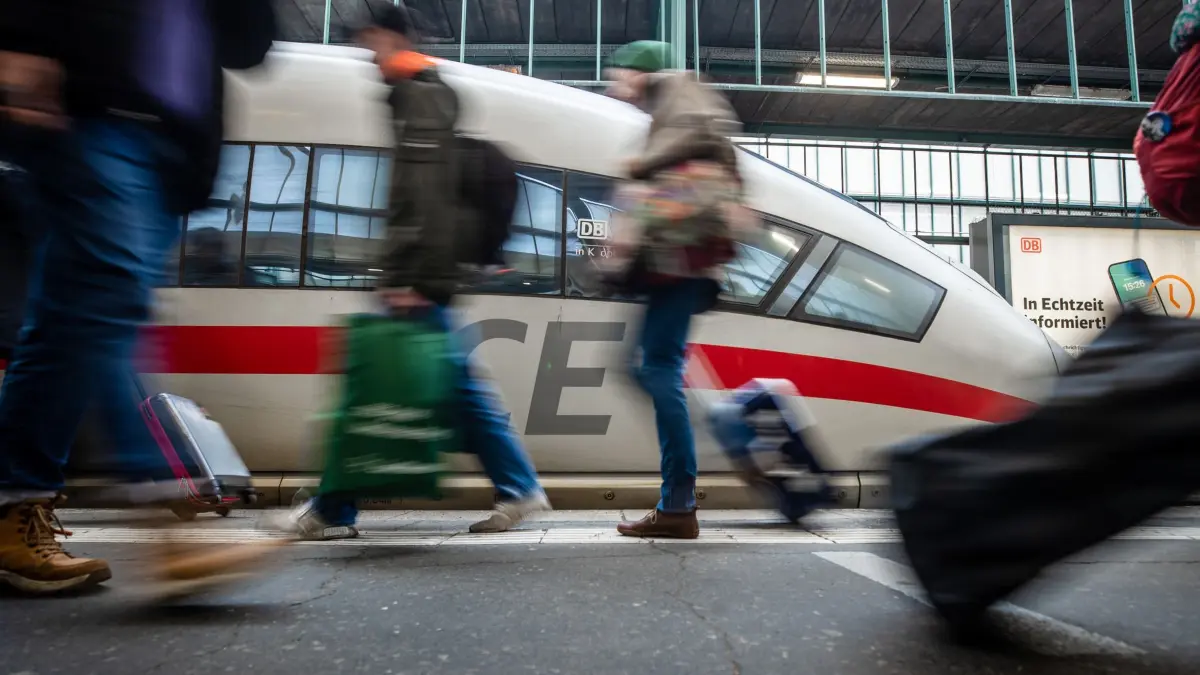 Deutsche Bahn: ARCHIV - 22.12.2023, Baden-Württemberg, Stuttgart: Fahrgäste laufen an einem Bahnsteig des Stuttgarter Hauptbahnhofs an einem ICE vorbei. (zu dpa: «Fahrplanwechsel: Das ändert sich bei der Bahn im Südwesten») Foto: Christoph Schmidt/dpa +++ dpa-Bildfunk +++