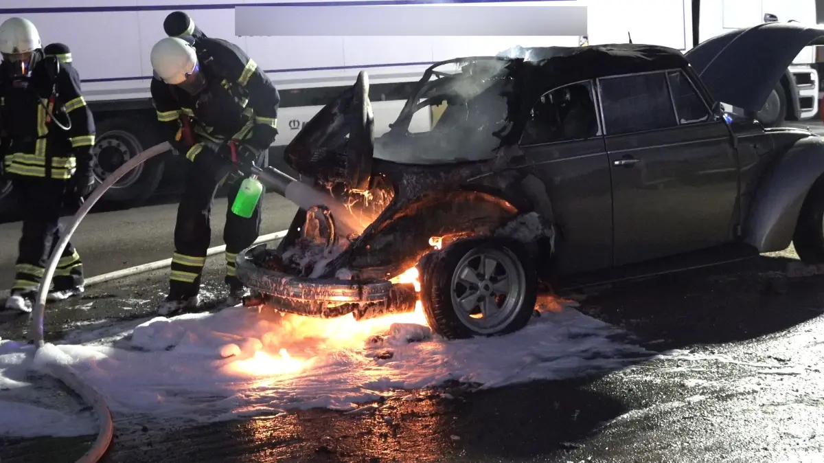 Die Feuewehr Waiblingen löscht das Feuer im Heck des VW Käfer.