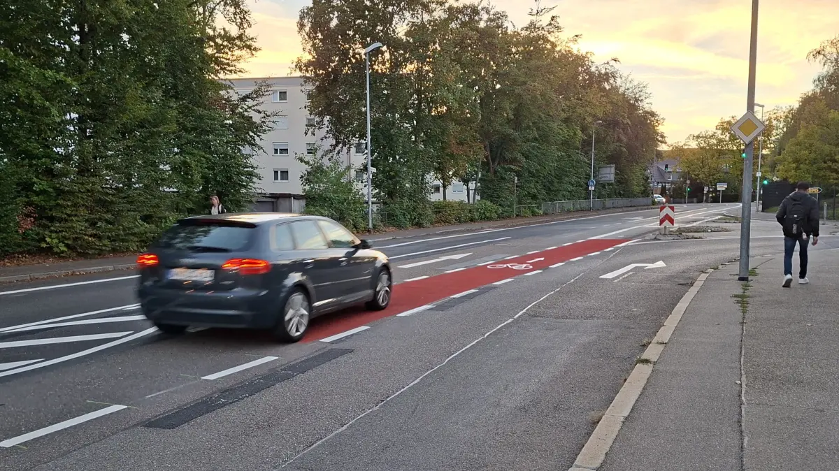 Durch den neuen, roten Radstreifen in der Stuttgarter Straße kreuzen sich jetzt die Wege der Auto- und Fahrradfahrer.
