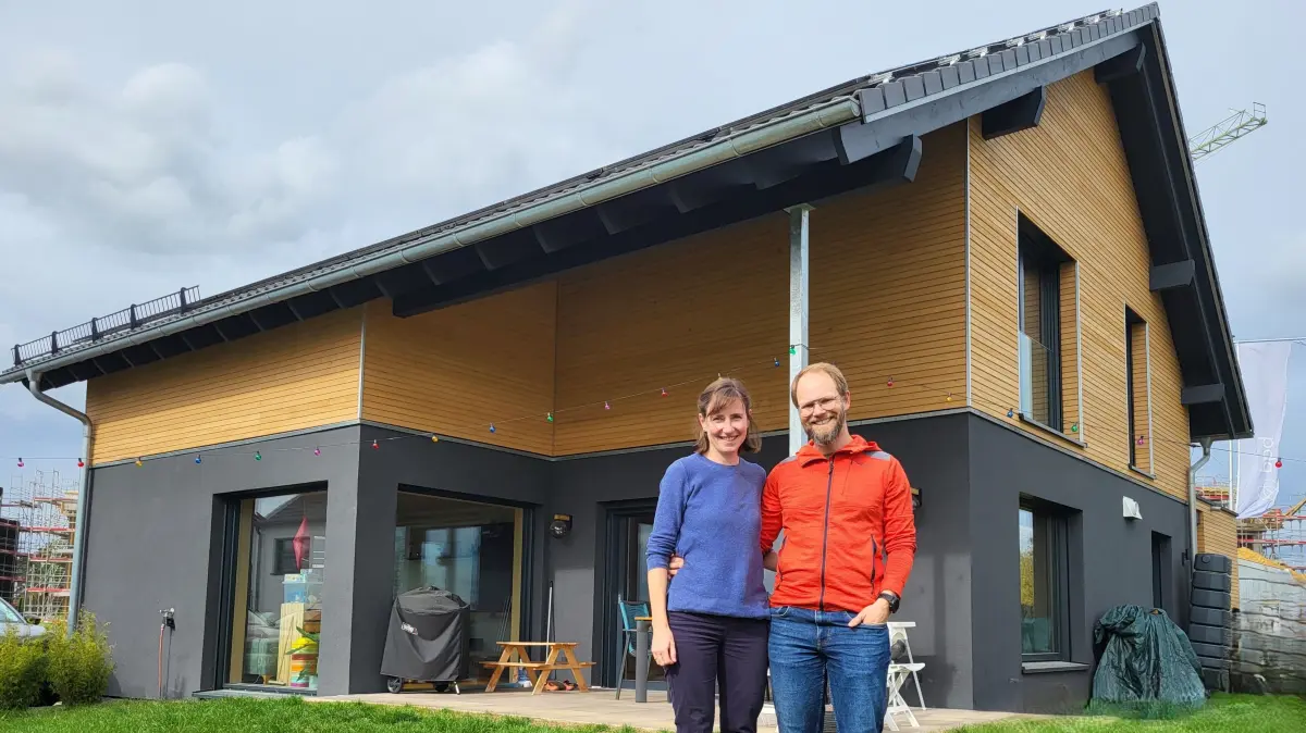 Christin Seiberle und Maximilian König vor ihrem Eigenheim in Aichwald, das der Kreis Esslingen als "Haus der Zukunft" prämierte.