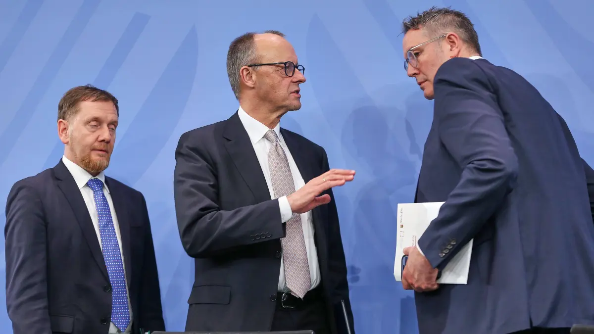 Jetzt mal langsam! Friedrich Merz (Mi.) macht gegenüber Alexander Schweitzer schon mal klar, wer der Bos ist. Michael Kretschmer (li.), Ministerpräsident von Sachsen, guckt, als ob er wüsste, wo der Hammer hängt (Archivfoto).