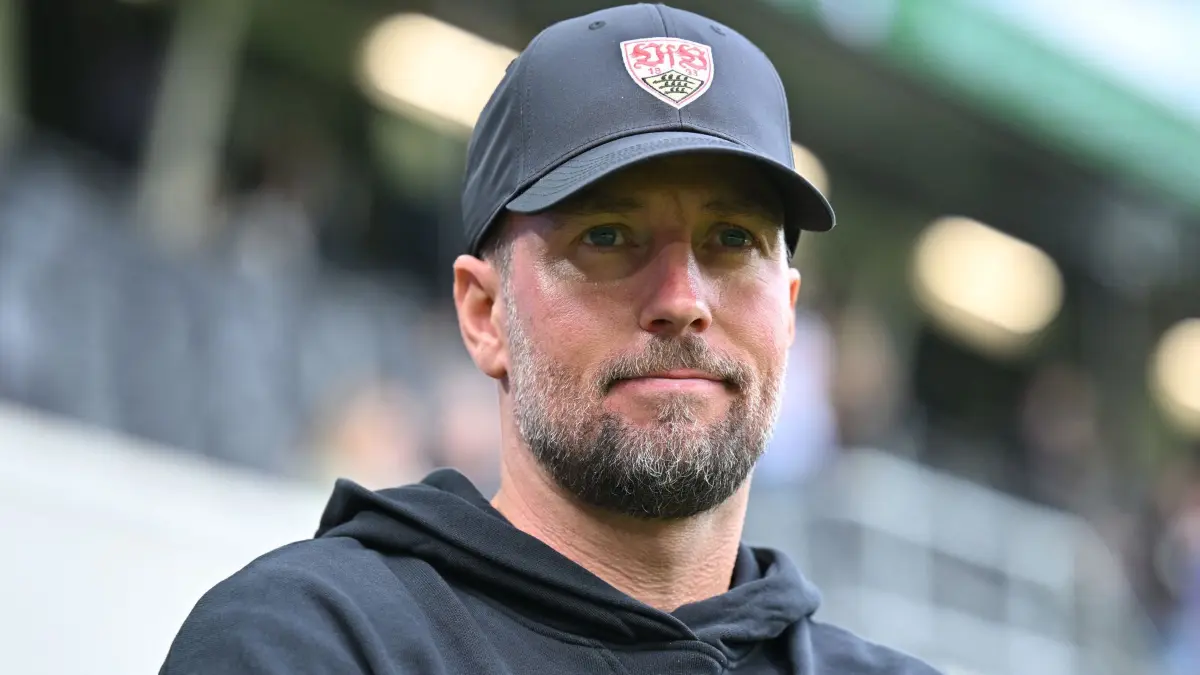 SC Paderborn 07 - VfB Stuttgart: ARCHIV - 10.10.2026, Nordrhein-Westfalen, Paderborn: Fußball, Männer: Bundesliga, SC Paderborn 07 - VfB Stuttgart, 5. Spieltag, Home Deluxe Arena. Trainer Sebastian Hoeneß (VfB Stuttgart) ist vor dem Spiel im Stadion. (zu dpa: «Schlechter Rasen? Stuttgarts Hoeneß lässt sich nicht beirren») Foto: Swen Pförtner/dpa - WICHTIGER HINWEIS: Gemäß den Vorgaben der Bundesliga bzw. des DFB Deutscher Fußball-Bund ist es untersagt, in dem Stadion und/oder vom Spiel angefertigte Fotoaufnahmen in Form von Sequenzbildern und/oder videoähnlichen Fotostrecken zu verwerten bzw. verwerten zu lassen. +++ dpa-Bildfunk +++
