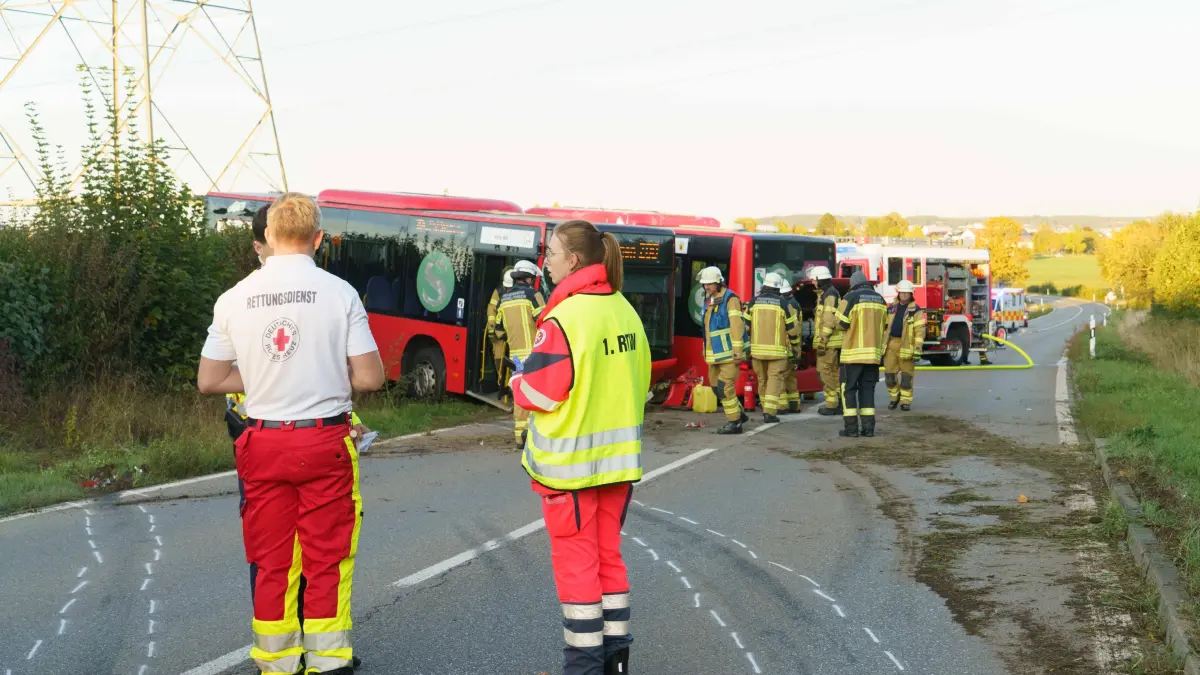 Schwerer Busunfall mit Gelenkbus zwischen Aidlingen und Darmsheim.