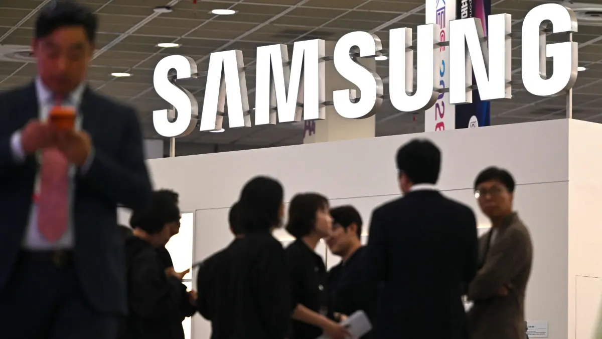 SKOREA-ECONOMY-ELECTORNICS-SHOW: Visitors walk past the Samsung Electronics booth during the Korea Electronics Show 2026 at the COEX convention and exhibition centre in Seoul on October 13, 2026. (Photo by Jung Yeon-je / AFP)