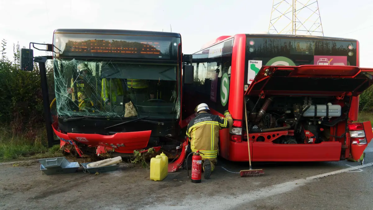 Am Montag (12.10.2026) kam es gegen 17:20 Uhr zu einem schweren Verkehrsunfall, bei dem ein Gelenkbus, der von Aidlingen in Richtung Darmsheim im Linienverkehr unterwegs war, verunglueckte. Der Gelenkbus geriet aus bislang unbekannter Ursache ins Schlingern, kam von der Fahrbahn ab und kollidierte mit Bueschen und Straeuchern. Der Bus wurde dadurch in der Mitte am Faltenbalg geteilt. Zum Zeitpunkt des Unfalls befanden sich neben dem 50-jaehrigen Fahrer noch vier weitere Fahrgaeste im Alter von 11, 12, 26 und 27 Jahren im Bus. Der 50-jaehrige Fahrer zog sich schwere Verletzungen zu. Die beiden 26 und 27 Jahre alten Fahrgaeste wurden leicht verletzt. Alle drei Personen wurden durch den Rettungsdienst in umliegende Krankenhaeuser transportiert. Ein 12-jaehriges Maedchen wurde ebenfalls leicht verletzt und ambulant behandelt. Der Bus war nicht mehr fahrbereit und musste abgeschleppt werden. Der Sachschaden belaeuft sich einer ersten Schaetzung zufolge auf etwa 200.000 Euro. Fuer die Dauer der Verkehrsunfallaufnahme, der Bergung des Busses sowie der anschliessenden Fahrbahnreinigung musste die K1066 ab 17:30 Uhr voll gesperrt werden. Mit Stand 20:45 Uhr besteht die Vollsperrung noch, es ist jedoch davon auszugehen, dass diese noch im Laufe des Abends aufgehoben werden kann. Neben der Polizei waren auch der Rettungsdienst, die Feuerwehr sowie die Strassenmeisterei mit einer Vielzahl an Kraeften vor Ort. Zeugen, die Angaben zum Unfallhergang machen koennen, werden gebeten, sich mit der Verkehrspolizeiinspektion Ludwigsburg unter der Telefonnummer 0711/6869-0 oder per E-Mail an stuttgart-vaihingen.vpi@polizei.bwl.de in Verbindung zu setzen.