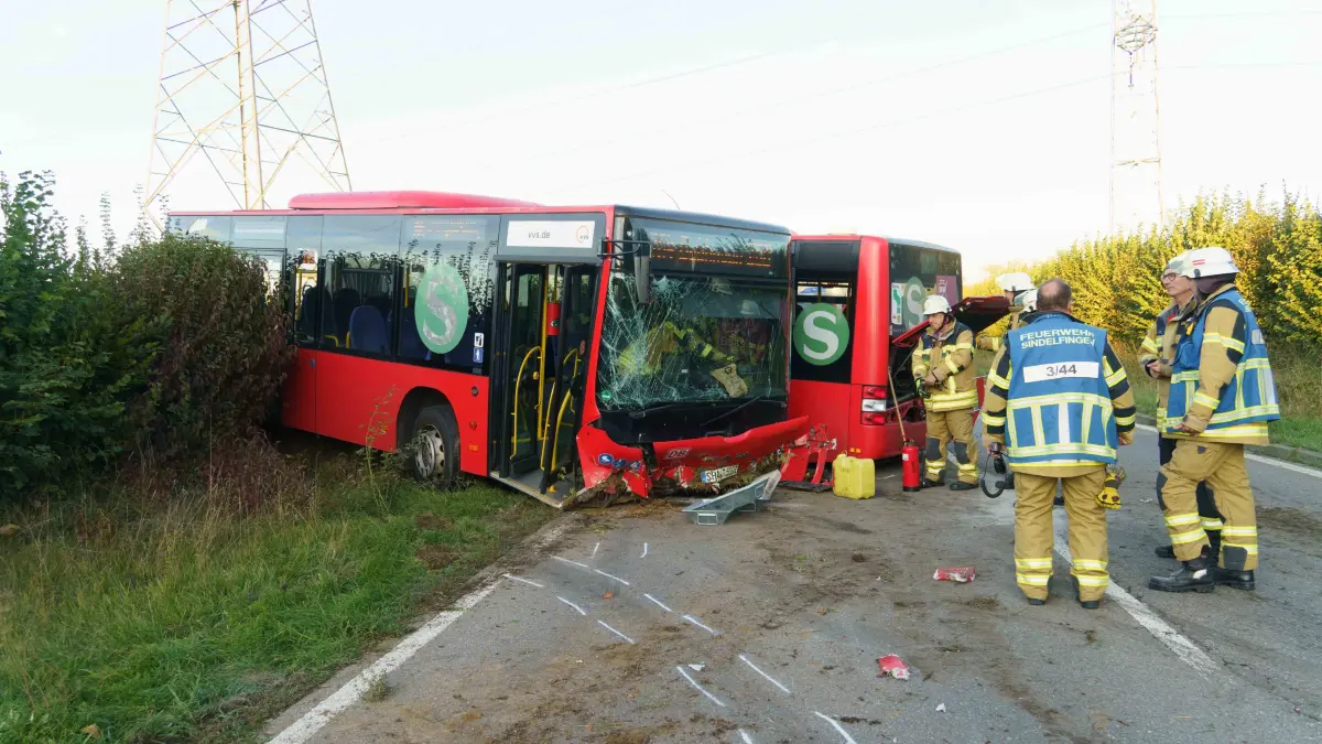 Schwerer Busunfall mit Gelenkbus zwischen Aidlingen und Darmsheim.