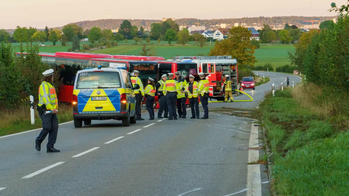 DAm Montag (12.10.2026) kam es gegen 17:20 Uhr zu einem schweren Verkehrsunfall, bei dem ein Gelenkbus, der von Aidlingen in Richtung Darmsheim im Linienverkehr unterwegs war, verunglueckte. Der Gelenkbus geriet aus bislang unbekannter Ursache ins Schlingern, kam von der Fahrbahn ab und kollidierte mit Bueschen und Straeuchern. Der Bus wurde dadurch in der Mitte am Faltenbalg geteilt. Zum Zeitpunkt des Unfalls befanden sich neben dem 50-jaehrigen Fahrer noch vier weitere Fahrgaeste im Alter von 11, 12, 26 und 27 Jahren im Bus. Der 50-jaehrige Fahrer zog sich schwere Verletzungen zu. Die beiden 26 und 27 Jahre alten Fahrgaeste wurden leicht verletzt. Alle drei Personen wurden durch den Rettungsdienst in umliegende Krankenhaeuser transportiert. Ein 12-jaehriges Maedchen wurde ebenfalls leicht verletzt und ambulant behandelt. Der Bus war nicht mehr fahrbereit und musste abgeschleppt werden. Der Sachschaden belaeuft sich einer ersten Schaetzung zufolge auf etwa 200.000 Euro. Fuer die Dauer der Verkehrsunfallaufnahme, der Bergung des Busses sowie der anschliessenden Fahrbahnreinigung musste die K1066 ab 17:30 Uhr voll gesperrt werden. Mit Stand 20:45 Uhr besteht die Vollsperrung noch, es ist jedoch davon auszugehen, dass diese noch im Laufe des Abends aufgehoben werden kann. Neben der Polizei waren auch der Rettungsdienst, die Feuerwehr sowie die Strassenmeisterei mit einer Vielzahl an Kraeften vor Ort. Zeugen, die Angaben zum Unfallhergang machen koennen, werden gebeten, sich mit der Verkehrspolizeiinspektion Ludwigsburg unter der Telefonnummer 0711/6869-0 oder per E-Mail an stuttgart-vaihingen.vpi@polizei.bwl.de in Verbindung zu setzen.er Ud