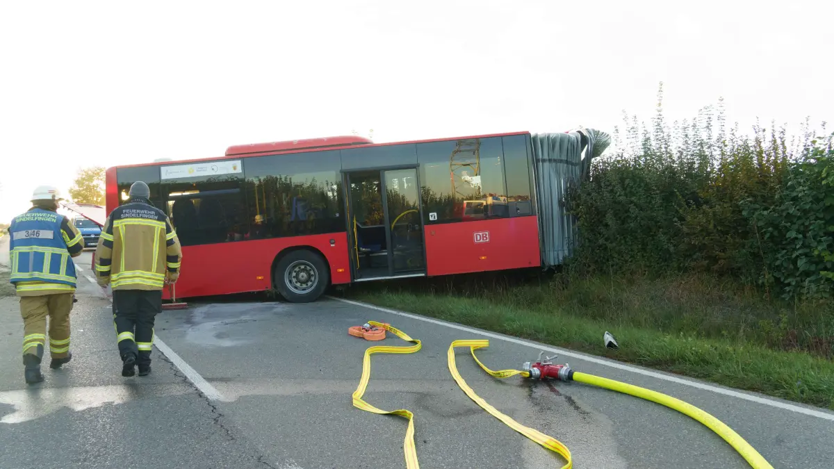 Schwerer Busunfall mit Gelenkbus zwischen Aidlingen und Darmsheim.