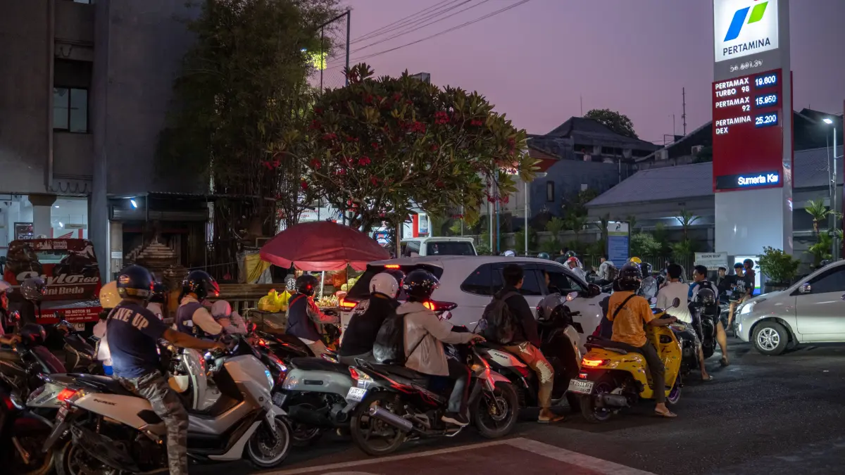 The Bali Island - Fuel Crisis - Transportation : The Bali Island - Fuel Crisis - Transportation People wait in long lines for fuel at a PT. Pertamina gas station in Denpasar, Bali, Indonesia, on October 13, 2026. Gasoline shortages have caused lines to form throughout the day, potentially disrupting transportation and the economy on the island, a known tourist destination. Denpasar Indonesia PUBLICATIONxNOTxINxFRA Copyright: xMuhammadxFauzyx originalFilename: chaniago-notitle261013_npHE8.jpg
