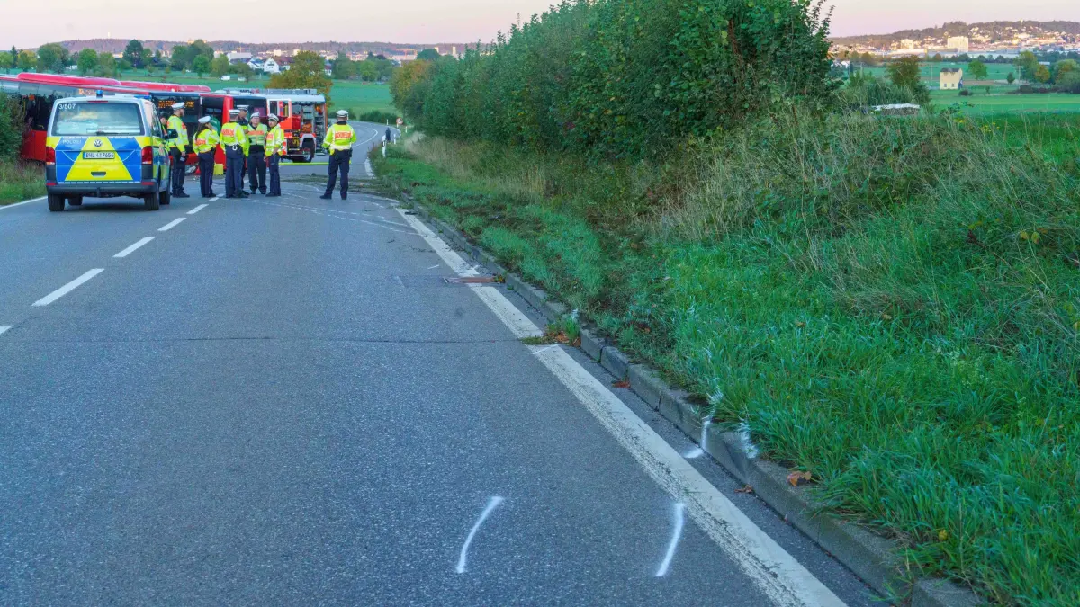 Schwerer Busunfall mit Gelenkbus zwischen Aidlingen und Darmsheim.