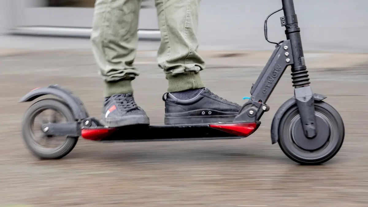 Schwerer Unfall mit E-Scooter: Person fährt mit einem E-Scooter. (Bewegungsunschärfe durch Mitziehen) (zu dpa: «Rad gegen E-Scooter: lebensgefährlich verletzt»)