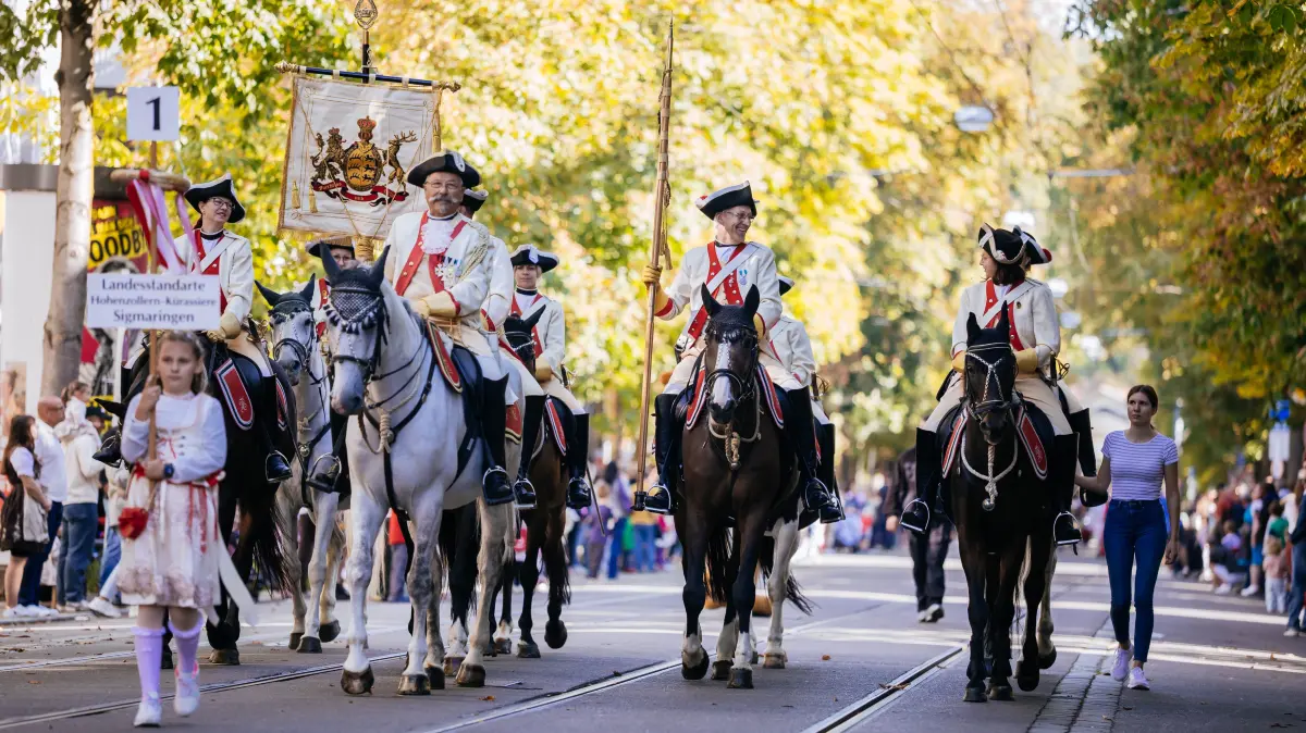 Pferde beim Volksfestumzug in Bad Cannstatt. Jetzt hat der Volksfestverein eine Petition gestartet, dass weiterhin Tiere beim Umzug teilnehmen dürfen.