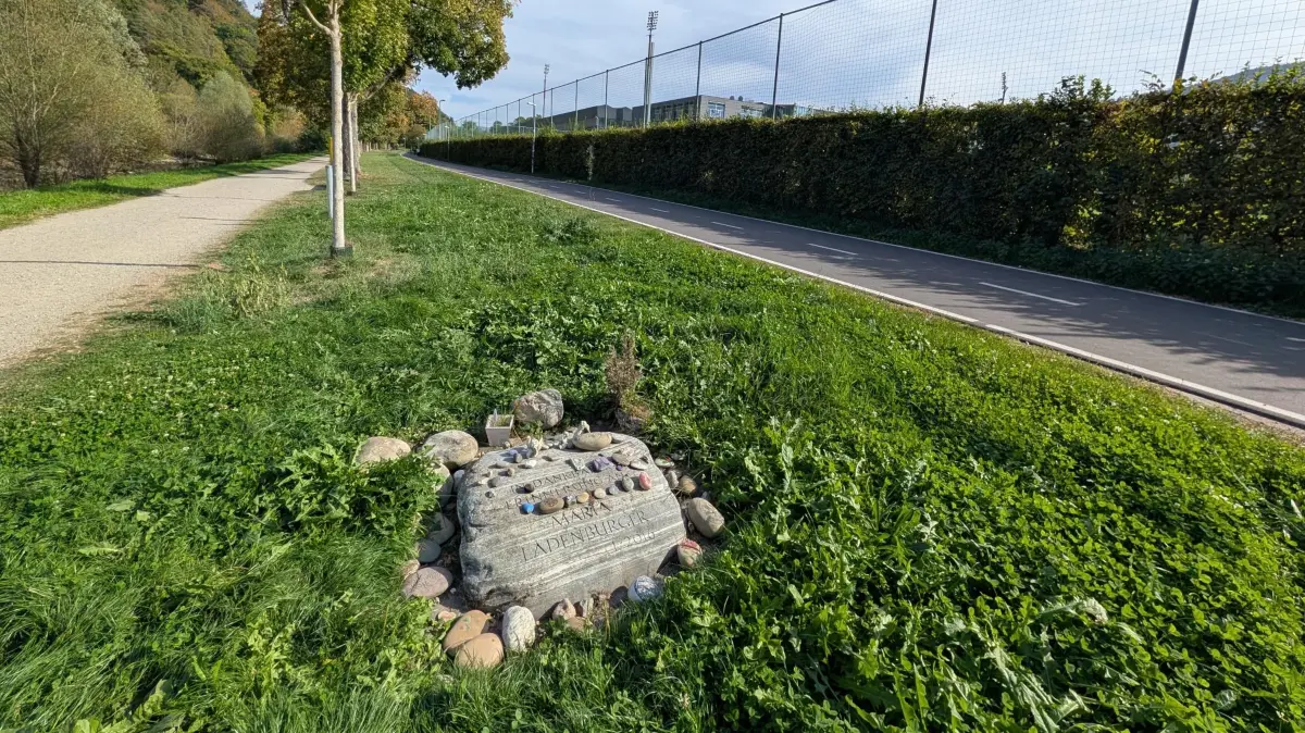 In der Nähe des Tatortes befindet sich noch heute ein Gedenkstein, der an den brutalen Mord erinnert.