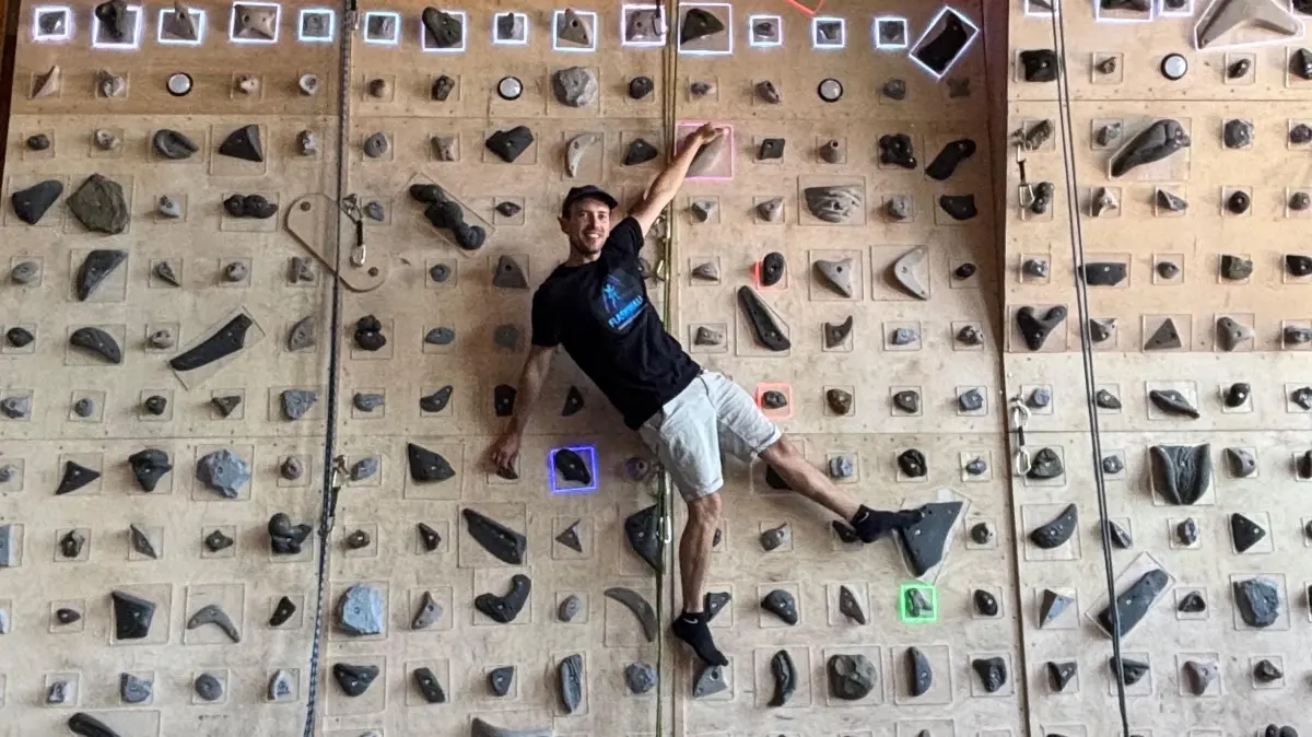 Lehrer Simeon Schmusch hängt an seiner Flashwall in der Turnhalle der Waldorschule - physisch und emotional.