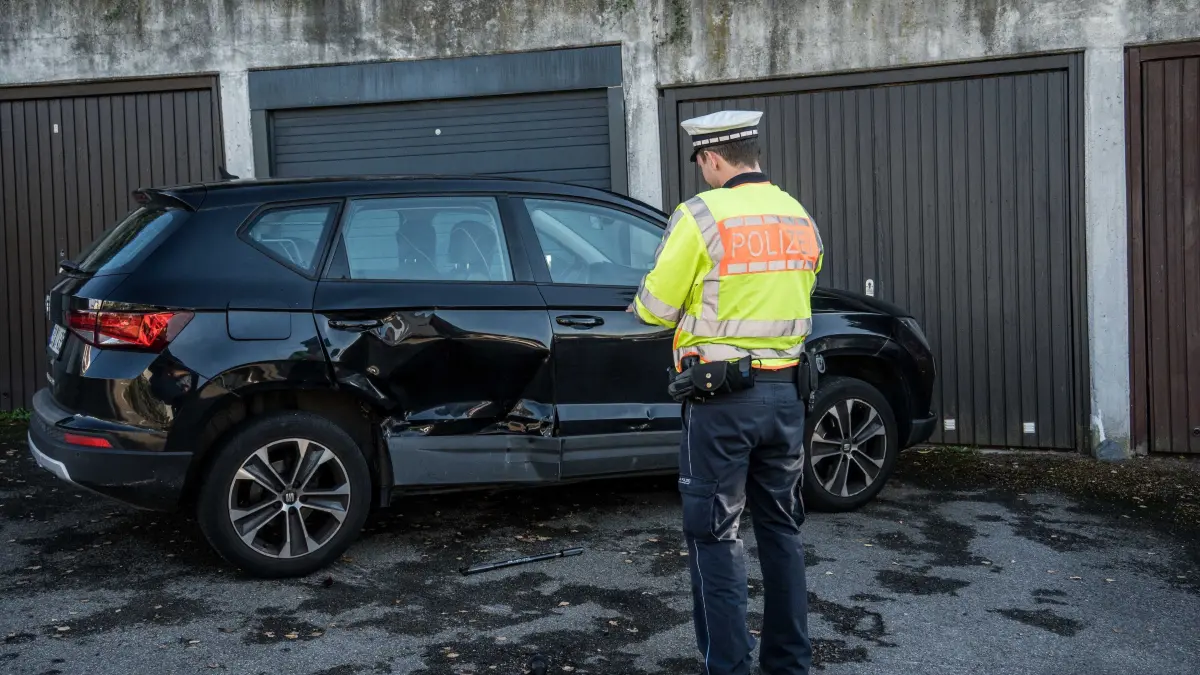 Leonberg-Warmbronn: Schwerer Verkehrsunfall - Vier Fahrzeuge beschaedigt: Leonberg-Warmbronn. Am Mittwochnachmittag kam es in einem Wohngebiet in Warmbronn zu einem schadenstraechtigen Verkehrsunfall. Dabei wurden insgesamt vier Fahrzeuge beschaedigt, der Fahrer des Unfallwagens erlitt schwere Verletzungen.<br />
<br />
Nach ersten Informationen der Polizei war der Fahrer eines schwarzen Pkw in der Strasse „Im Brenntenhau“ unterwegs, als er aus bislang ungeklaerter Ursache mit mehreren geparkten Fahrzeugen kollidierte. Dabei wurden die beteiligten Pkw teilweise erheblich beschaedigt.<br />
<br />
Nach den Kollisionen kam der schwarze Pkw zwischen einer Hecke und einem Mercedes zum Stillstand und war dort eingeklemmt. Der Fahrer erlitt schwere Verletzungen und wurde zur weiteren medizinischen Versorgung in ein Krankenhaus gebracht.<br />
<br />
Neben dem Unfallfahrzeug wurden drei weitere Pkw teilweise erheblich beschaedigt. Die Verkehrspolizei hat die Ermittlungen zum genauen Unfallhergang und zur Unfallursache uebernommen.