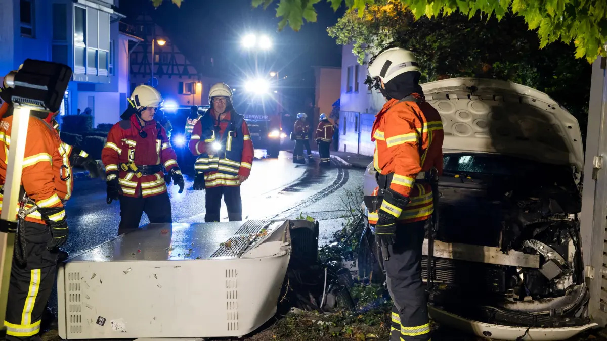 Mercedes reißt Kabelverteilerschrank um - Feuerwehr im Einsatz