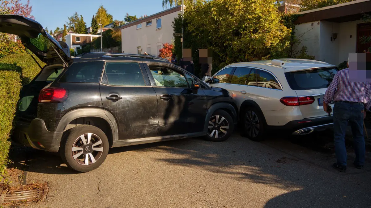 Leonberg-Warmbronn: Schwerer Verkehrsunfall - Vier Fahrzeuge beschaedigt: Leonberg-Warmbronn. Am Mittwochnachmittag kam es in einem Wohngebiet in Warmbronn zu einem schadenstraechtigen Verkehrsunfall. Dabei wurden insgesamt vier Fahrzeuge beschaedigt, der Fahrer des Unfallwagens erlitt schwere Verletzungen.<br />
<br />
Nach ersten Informationen der Polizei war der Fahrer eines schwarzen Pkw in der Strasse „Im Brenntenhau“ unterwegs, als er aus bislang ungeklaerter Ursache mit mehreren geparkten Fahrzeugen kollidierte. Dabei wurden die beteiligten Pkw teilweise erheblich beschaedigt.<br />
<br />
Nach den Kollisionen kam der schwarze Pkw zwischen einer Hecke und einem Mercedes zum Stillstand und war dort eingeklemmt. Der Fahrer erlitt schwere Verletzungen und wurde zur weiteren medizinischen Versorgung in ein Krankenhaus gebracht.<br />
<br />
Neben dem Unfallfahrzeug wurden drei weitere Pkw teilweise erheblich beschaedigt. Die Verkehrspolizei hat die Ermittlungen zum genauen Unfallhergang und zur Unfallursache uebernommen.