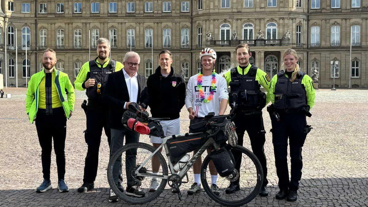 Phil Weinmann ist für die DKMS quer durch Deutschland geradelt. Vor dem Stuttgart Schloss haben ihn eine Fahrradpolizeistaffel, Innenminister Manuel Hagel und Ex-Justizminister Guido Wolf empfangen.