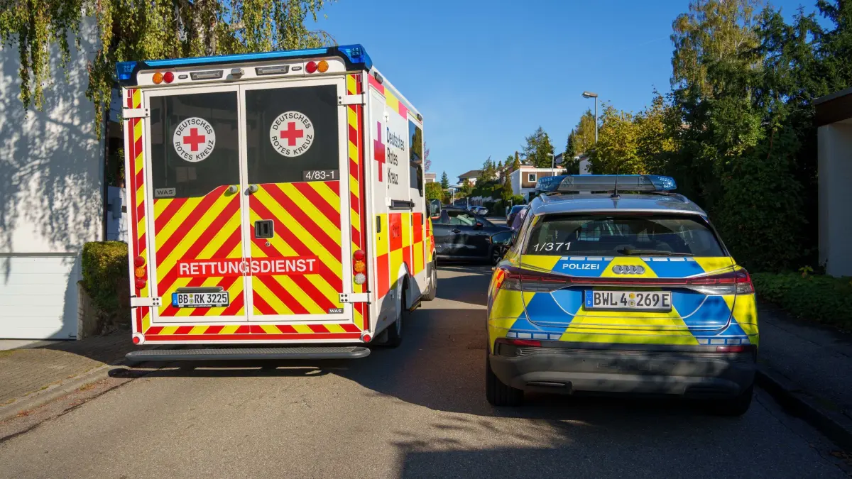 Leonberg-Warmbronn: Schwerer Verkehrsunfall - Vier Fahrzeuge beschaedigt: Leonberg-Warmbronn. Am Mittwochnachmittag kam es in einem Wohngebiet in Warmbronn zu einem schadenstraechtigen Verkehrsunfall. Dabei wurden insgesamt vier Fahrzeuge beschaedigt, der Fahrer des Unfallwagens erlitt schwere Verletzungen.<br />
<br />
Nach ersten Informationen der Polizei war der Fahrer eines schwarzen Pkw in der Strasse „Im Brenntenhau“ unterwegs, als er aus bislang ungeklaerter Ursache mit mehreren geparkten Fahrzeugen kollidierte. Dabei wurden die beteiligten Pkw teilweise erheblich beschaedigt.<br />
<br />
Nach den Kollisionen kam der schwarze Pkw zwischen einer Hecke und einem Mercedes zum Stillstand und war dort eingeklemmt. Der Fahrer erlitt schwere Verletzungen und wurde zur weiteren medizinischen Versorgung in ein Krankenhaus gebracht.<br />
<br />
Neben dem Unfallfahrzeug wurden drei weitere Pkw teilweise erheblich beschaedigt. Die Verkehrspolizei hat die Ermittlungen zum genauen Unfallhergang und zur Unfallursache uebernommen.