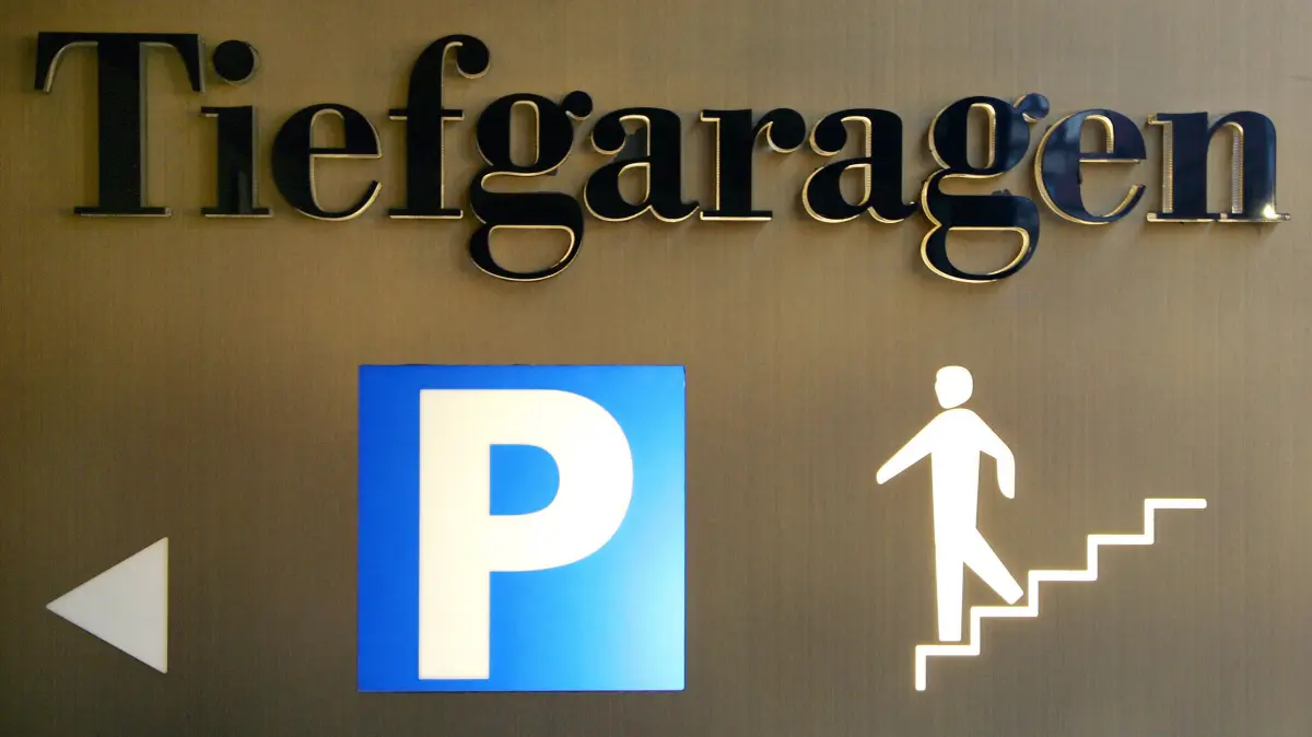 ARCHIV - Ein Hinweisschild «Tiefgarage», aufgenommen am 26.02.2007 in Berlin-Mitte hin. Die Berliner FDP macht sich für mehr Tiefgaragen in der Stadt stark. (zu dpa «FDP will mehr Tiefgaragen in Berlin» vom .12.2017) Foto: Arno Burgi/dpa-Zentralbild/dpa +++(c) dpa - Bildfunk+++