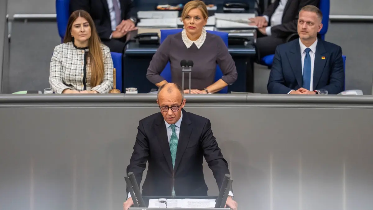 Bundestag: 14.10.2026, Berlin: Bundeskanzler Friedrich Merz (CDU) spricht vor Julia Klöckner (CDU), Bundestagspräsidentin, im Plenarsaal im Bundestag bei einer Regierungserklärung vor dem EU-Gipfel, dem Europäischen Rat. Foto: Michael Kappeler/dpa +++ dpa-Bildfunk +++