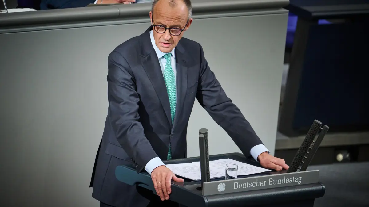 Bundestag: Bundeskanzler Friedrich Merz (CDU) gibt in der 101. Plenarsitzung der 21. Legislaturperiode im Deutschen Bundestag eine Regierungserklärung zur aktuellen politischen Lage ab. (zu dpa: «Merz zu EU-Handelsschutz: «Sehen nicht länger tatenlos zu»»)