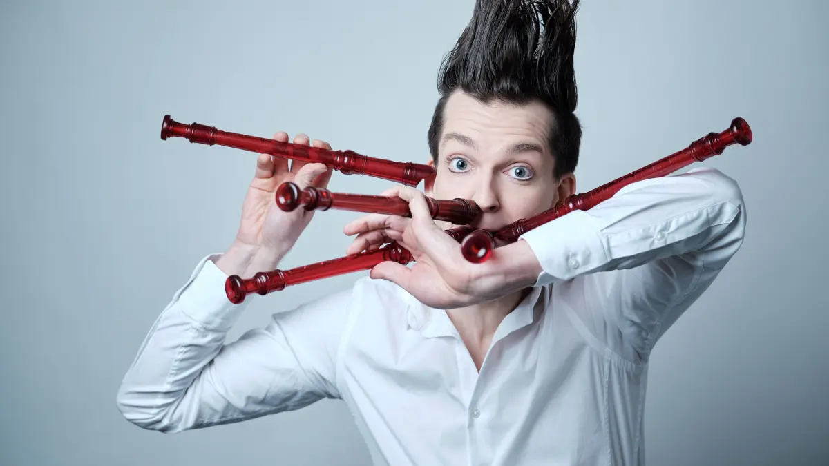 Der Flötenvirtuose Gabor Vosteen kommt in die Glockenkelter Stetten.
