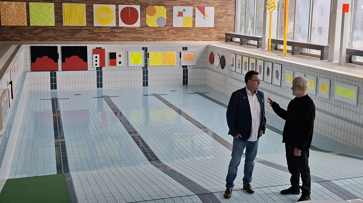 Hans Karl Zeisel und Klaus Joas (rechts) vor ihren Werken im leeren Becken des Beutelsbacher Stiftsbads.