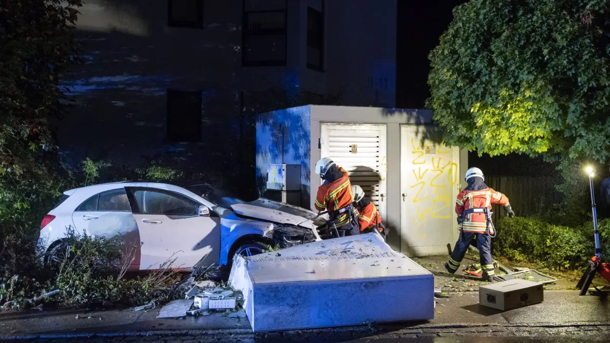 Mercedes reißt Kabelverteilerschrank um - Feuerwehr im Einsatz