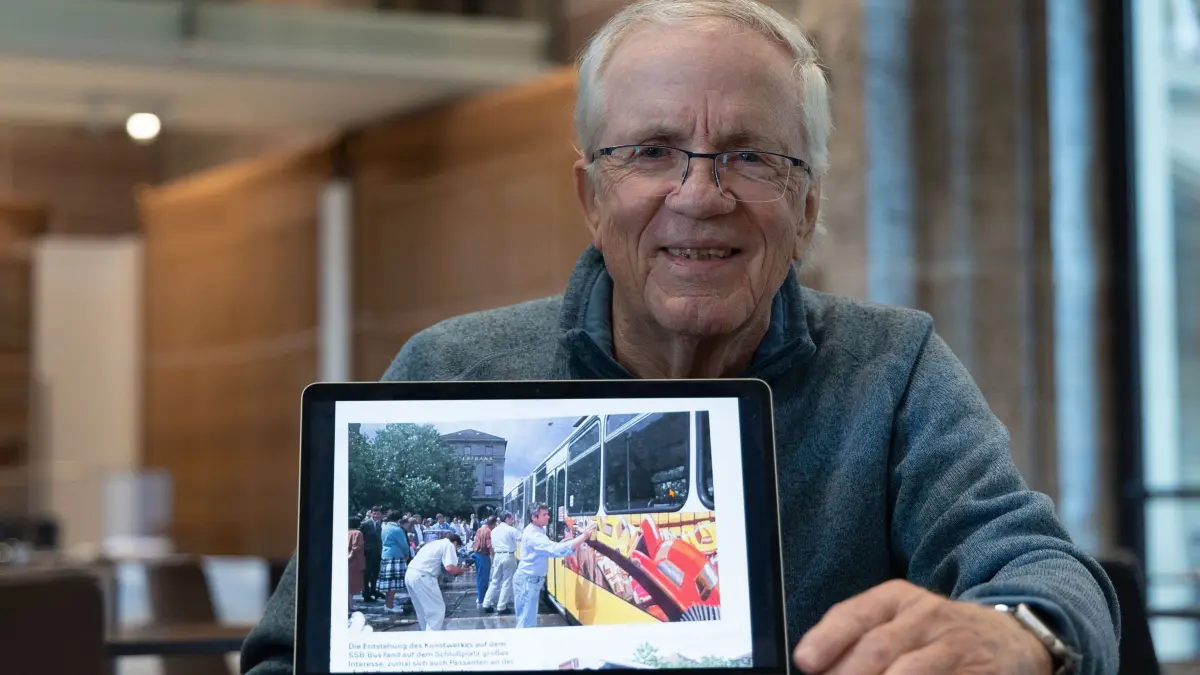 Lowell Boileau: Der aus Detroit USA stammende Künstler Lowell Boileau hat im Jahre 1992 einen Gelenkbus der SSB zum fahrenden Kunstwerk umgewandelt. Gespräch mit ihm fast 35 Jahre später.
