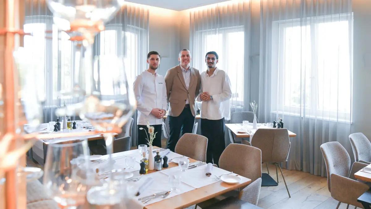New Josch, Killesberg: Stuttgart, #gastro Im New Josch auf dem Killesberg ist wieder Betrieb: Sud heißt das neue Restaurant, der Geschäftsführer Kevin Stratmann erklärt das Konzept - und vielleicht auch, wie er mit den Panzers verbandelt ist. Feuerbacher Weg 101, Stuttgart