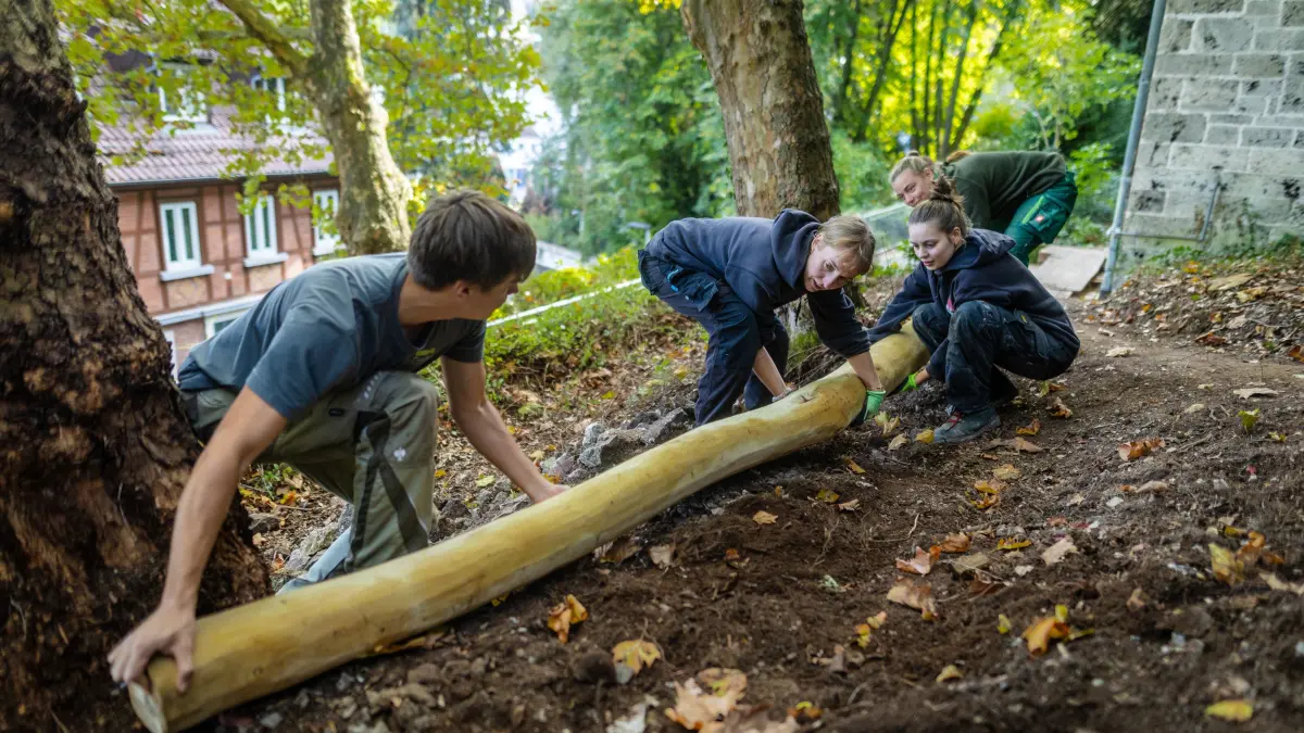 Projekt Churchground: 15.10.2026, Stuttgart: Bisher war sie kaum zugänglich, jetzt bekommt die Außenanlage der Thomaskirche in S-Kaltental ein neues Gesicht. Ein Spielplatz und eine Kugelbahn sind geplant. Möglich wird das durch das Projekt "Churchground" und Gartenbau-Azubis, die ihre Zeit spenden. Foto: Lichtgut/Christoph Schmidt
