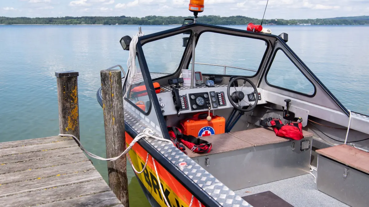 Wasserwacht in Bayern: Ein Boot der Wasserwacht liegt am Starnberger See an einem Steg. (zu dpa: «Vermisster Student tot aus Starnberger See geborgen»)
