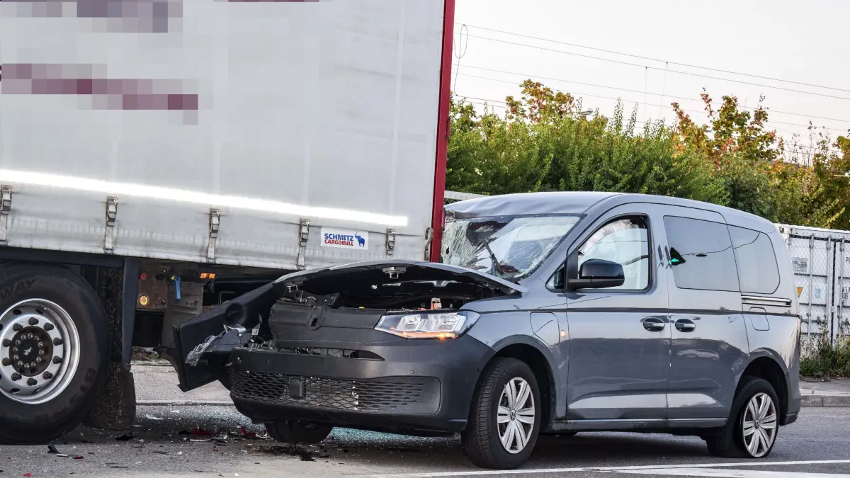 PKW-Fahrer leicht verletzt – Stau auf der Korntaler Landstrasse<br />
<br />
Am Mittwochmittag kam es auf der Korntaler Landstrasse in Stuttgart-Weilimdorf zu einem Verkehrsunfall zwischen einem Lastkraftwagen und einem PKW.<br />
<br />
Nach ersten Informationen kam es aus bislang ungeklaerter Ursache zu einem Auffahrunfall. Der genaue Unfallhergang ist derzeit noch Gegenstand der polizeilichen Ermittlungen.<br />
<br />
Der Fahrer des PKW wurde bei der Kollision leicht verletzt. Er wurde vom Rettungsdienst medizinisch versorgt und zur weiteren Behandlung in eine Klinik gebracht.<br />
<br />
Waehrend der Unfallaufnahme und der Versorgung des Verletzten kam es im Bereich der Unfallstelle zu Verkehrsbehinderungen und einem Stau.<br />
<br />
Weitere Informationen zum Unfallhergang und zur Hoehe des entstandenen Sachschadens liegen derzeit nicht vor.