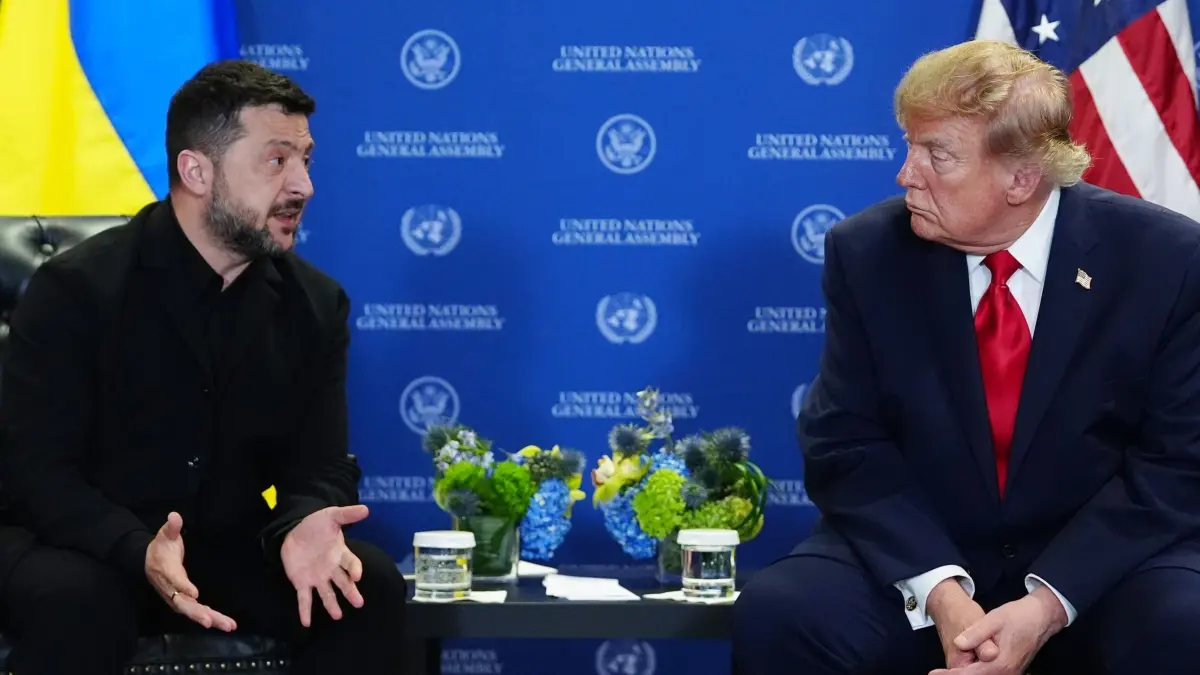 UN-Generalversammlung: US-Präsident Donald Trump (r) trifft sich während der Generalversammlung der Vereinten Nationen im UN-Hauptquartier mit dem ukrainischen Präsidenten Wolodymyr Selenskyj. (zu dpa: «Warum Kiew auf Starlink und US-Informationen angewiesen ist»)