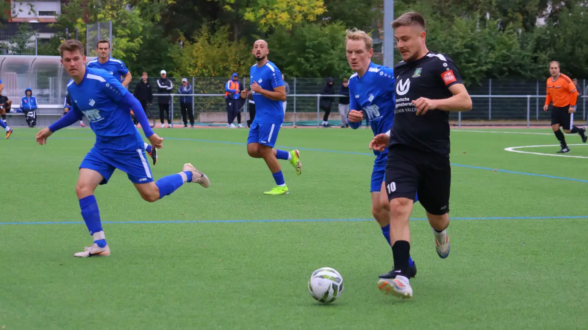 Radnik Sindelfingen in Schwarz, FSV Deufringen in Blau