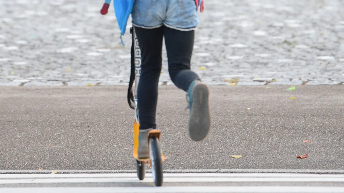 ARCHIV - 14.09.2015, Baden-Württemberg, Freiburg: Zwei Schülerinnen fahren am 14.09.2015 in Freiburg (Baden-Württemberg) mit ihren Schulranzen mit dem Tretroller zur Schule. Für mehr als eine Million Schüler beginnt in Baden-Württemberg wieder der Start ins neue Schuljahr.
Viele Kinder fahren mit dem Roller zur Schule. Nun soll es bald neue Regeln für Roller mit Eletroantrieb geben. Foto: Patrick Seeger/dpa - Honorarfrei nur für Bezieher des Dienstes dpa-Nachrichten für Kinder +++ dpa-Nachrichten für Kinder +++
