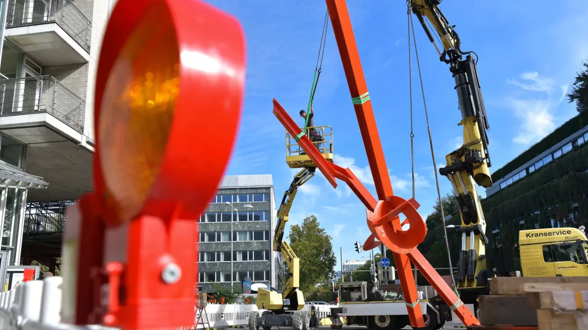 VHS, Großplastik Lobotchevsky: Stuttgart, Die Landeshauptstadt Stuttgart stellt die restaurierte *Großplastik „Lobotchevsky“ von Mark di Suvero am Rotebühlplatz vor der VHS wieder auf.