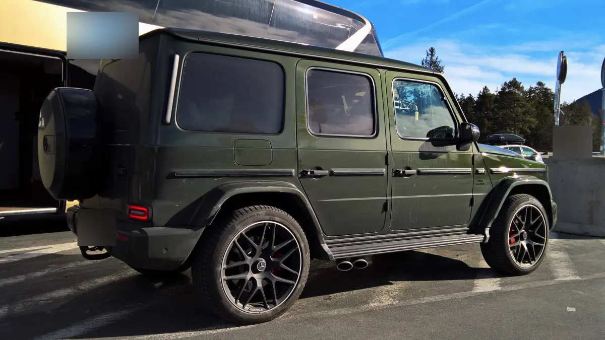 Mercedes Benz G-Klasse, AMG-SUV der Baureihe G63 mit V8 Biturbo - Motor. Das hier abgebildete Fahrzeug verfuegt ueber eine Motorleistung von 585 PS. Der Neupreis lag bei knapp 192.000 Euro *** Mercedes Benz G Class, AMG SUV of the series G63 with V8 Biturbo engine The vehicle shown here has an engine power of 585 hp The new price was just under 192 000 euros