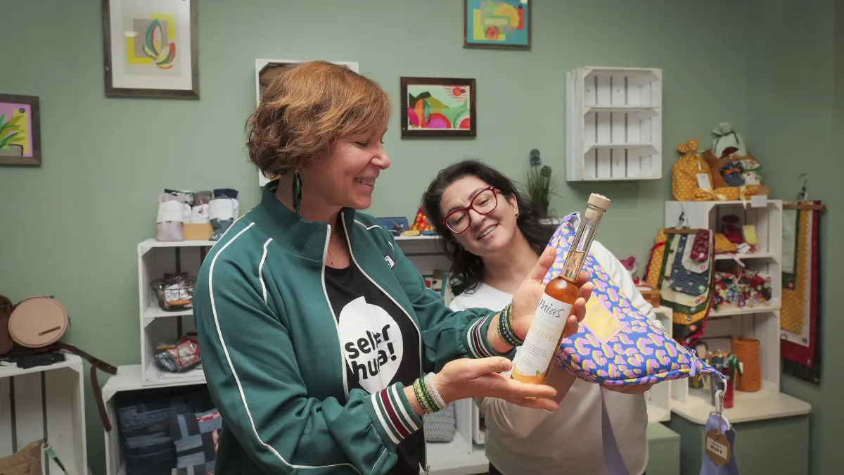 Priebes: Ludwigsburg - Liebes von Priebes holt nach der Kooperation mit Love Luma ein neues Konzept auf die Ladenfläche . Im Bild: Hatice Reith (in weiss) und Joanna Priebes (im Selber Hurra T.Shirt)